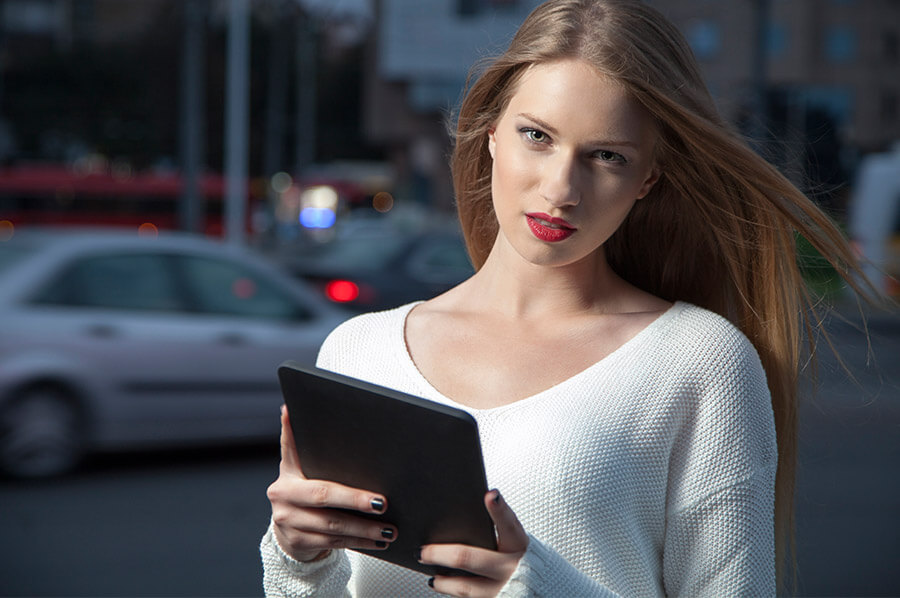 businesswoman_in_city